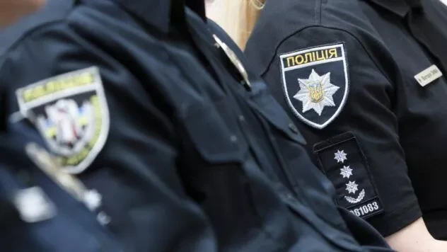 Ліг на асфальт: у Кам’янському автомобіль поліції переїхав чоловіка